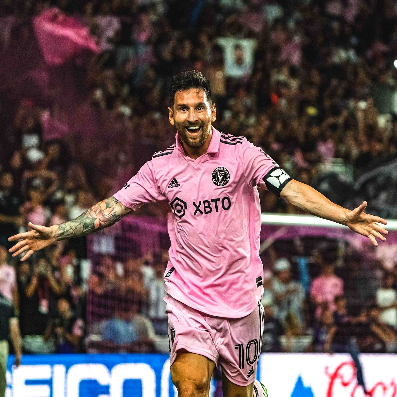 关于晋级下一阶段首场状态出色，拜仁观众沸腾！，梅西重返赛场全场沸腾不已的信息