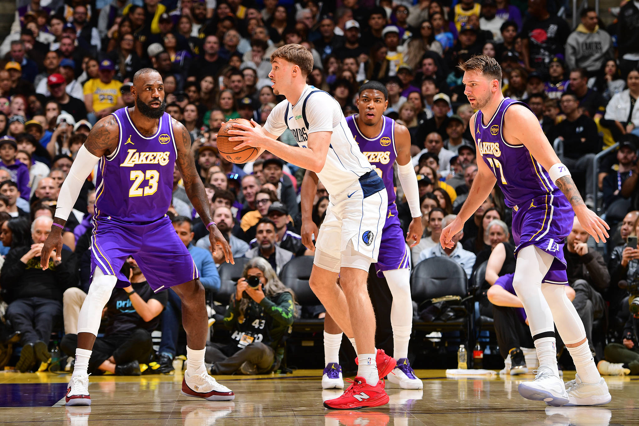  詹姆斯在独行侠比赛中出色防守,绝杀引发热议的球员 